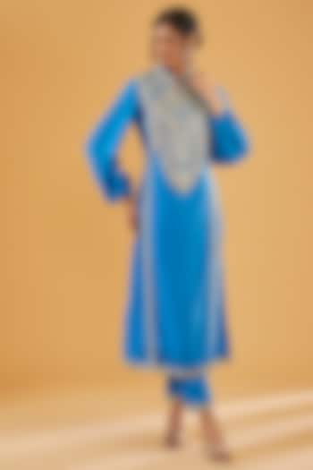 Blue Habutai Dori Hand Embroidered Kurta Set by Simar Dugal at Pernia's Pop Up Shop