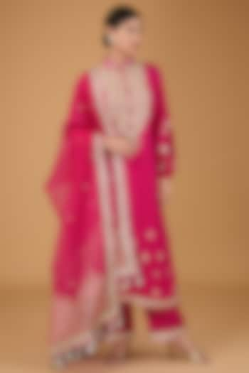 Pink Habutai Dori Hand Embroidered Kurta Set by Simar Dugal at Pernia's Pop Up Shop