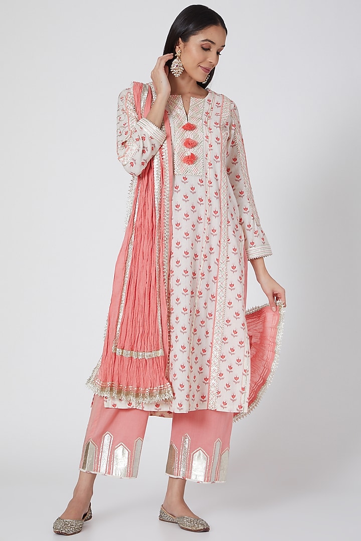 Pink Printed Kurta Set With Thread Work by Simar Dugal at Pernia's Pop Up Shop