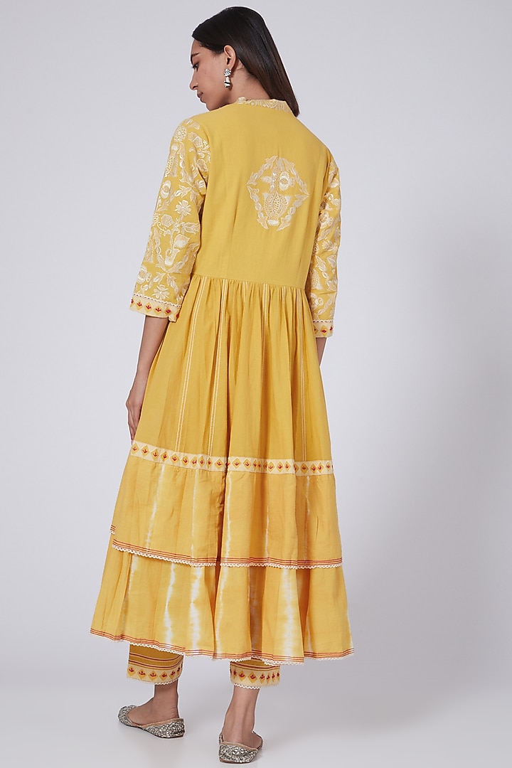 Yellow Thread Embroidered Kurta Set by Simar Dugal at Pernia's Pop Up Shop