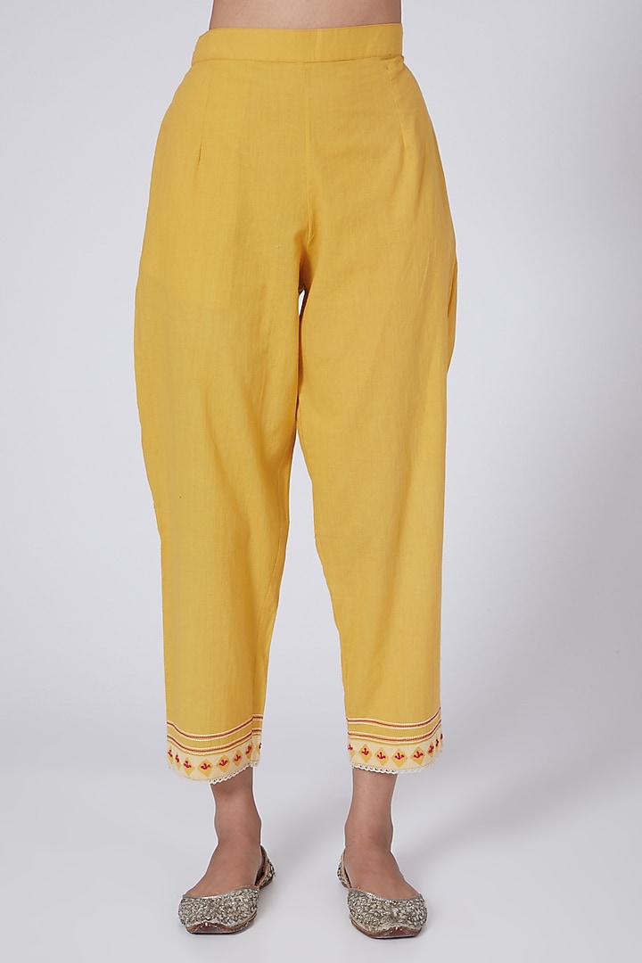 Yellow Thread Embroidered Kurta Set by Simar Dugal at Pernia's Pop Up Shop