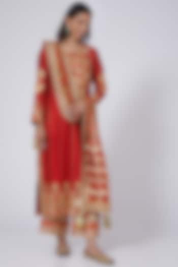 Red Chanderi Kurta Set With Digital Patch Work by Simar Dugal