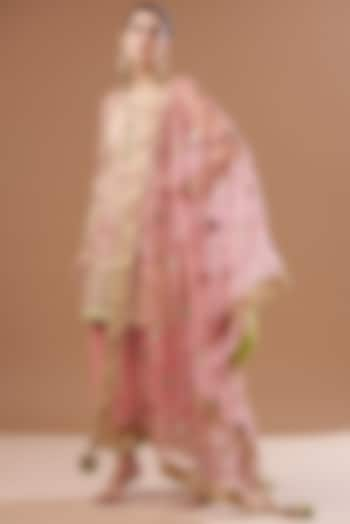 Pink Chanderi & Banarasi Embroidered Kurta Set by Simar Dugal at Pernia's Pop Up Shop