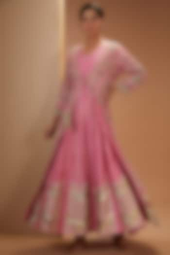 Salmon Pink Chanderi Anarkali Set by Simar Dugal at Pernia's Pop Up Shop