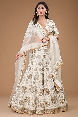 Ivory Crepe Silk Dabka & Sequins Hand Embroidered Lehenga Set by Simar Dugal
