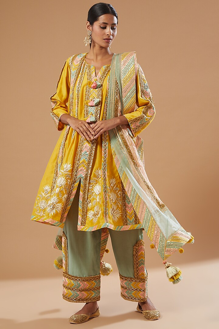 Yellow Chanderi Embroidered Kurta Set by Simar Dugal