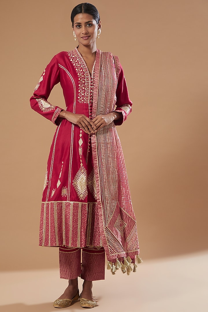 Red Embroidered Kurta Set by Simar Dugal at Pernia's Pop Up Shop