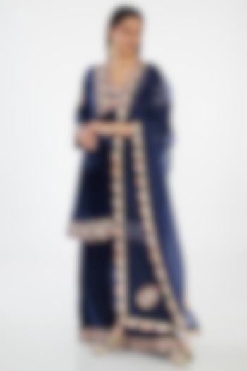 Navy Blue Velvet Hand Embroidered Kurta Set by Simar Dugal at Pernia's Pop Up Shop