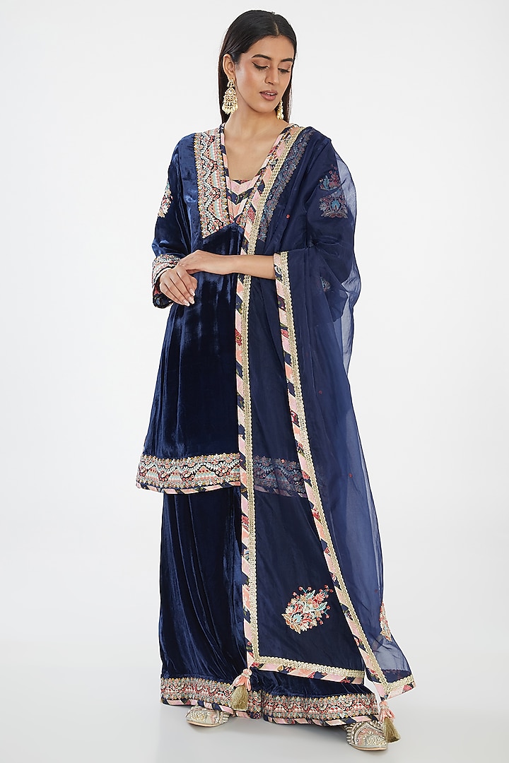 Navy Blue Velvet Hand Embroidered Kurta Set by Simar Dugal at Pernia's Pop Up Shop