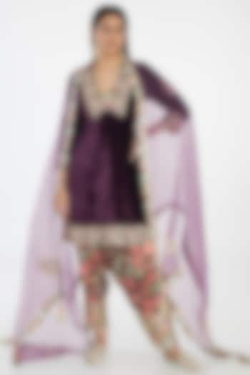 Purple Velvet Hand Embroidered Kurta Set by Simar Dugal at Pernia's Pop Up Shop