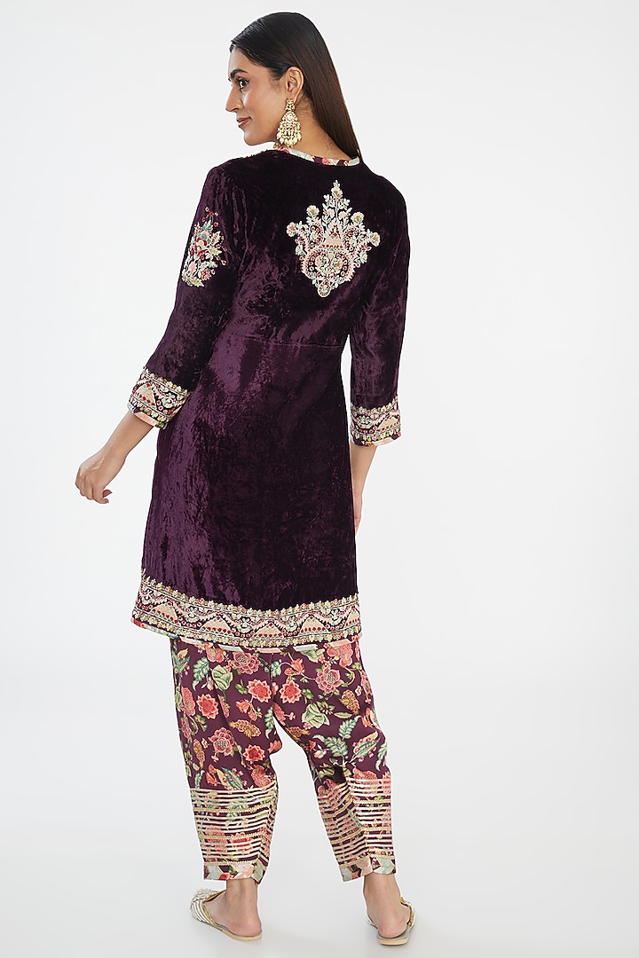 Purple Velvet Hand Embroidered Kurta Set by Simar Dugal at Pernia's Pop Up Shop