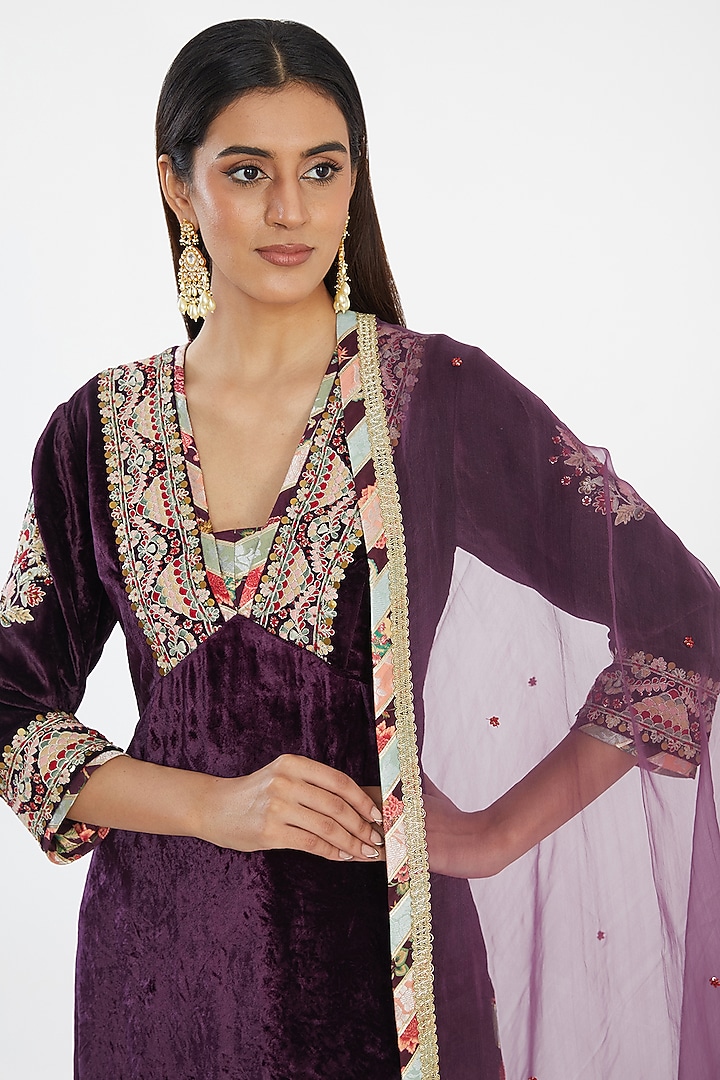 Purple Velvet Hand Embroidered Kurta Set by Simar Dugal at Pernia's Pop Up Shop