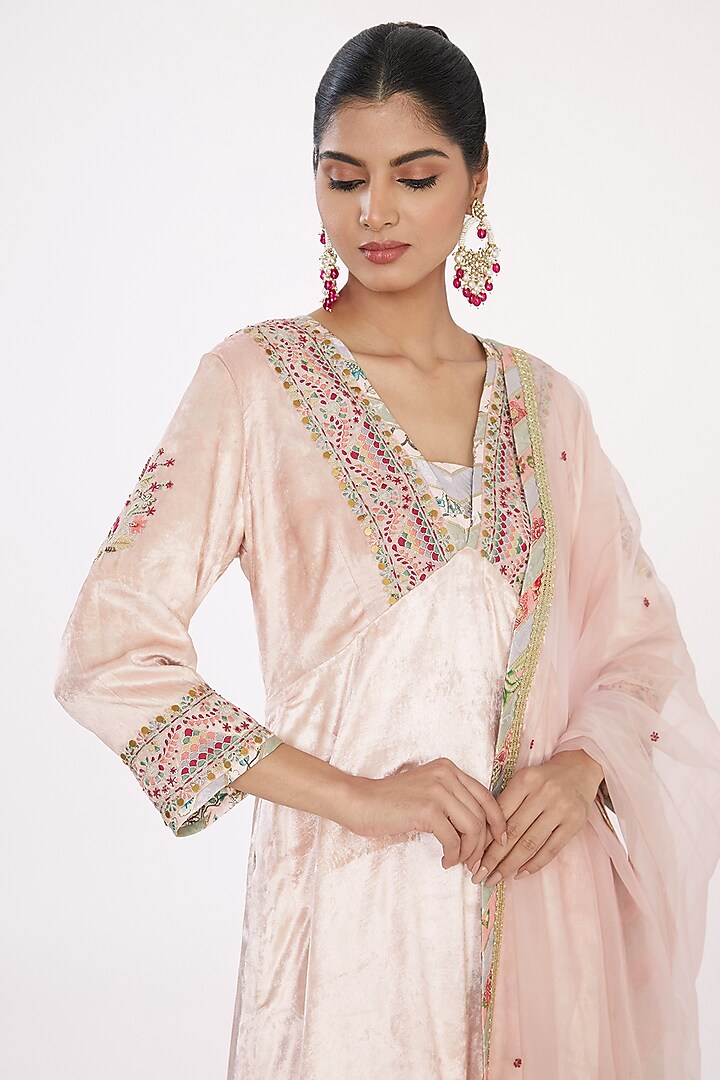 Light Pink Velvet Hand Embroidered Kurta Set by Simar Dugal at Pernia's Pop Up Shop