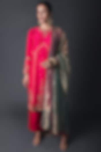 Fuchsia Embroidered Kurta Set by Sitaraa at Pernia's Pop Up Shop