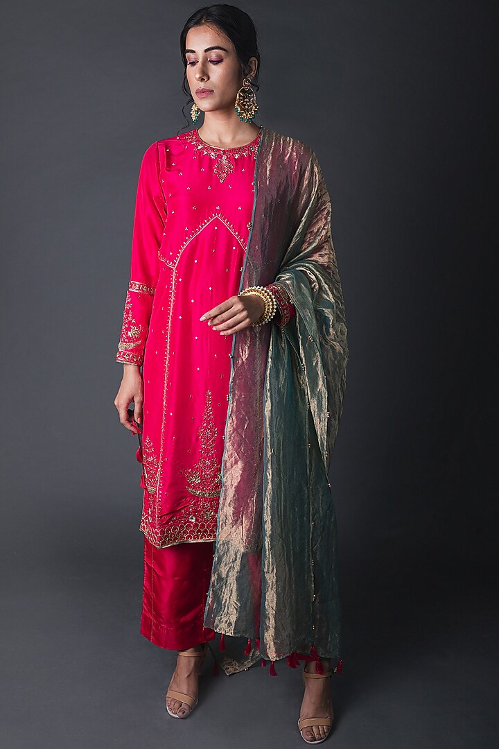 Fuchsia Embroidered Kurta Set by Sitaraa at Pernia's Pop Up Shop