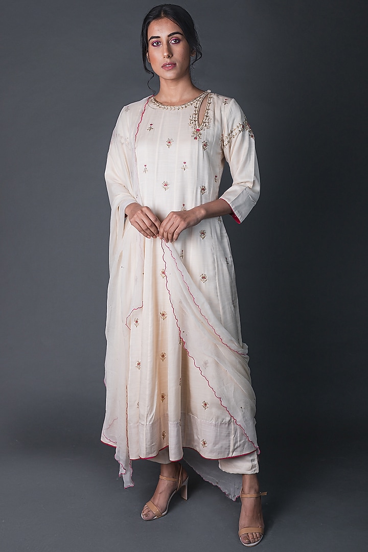 Off White Gota Embroidered Kurta Set by Sitaraa at Pernia's Pop Up Shop