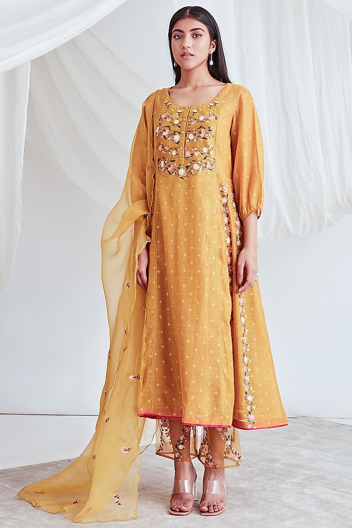 Mustard Embroidered Kurta Set by Sitaraa at Pernia's Pop Up Shop