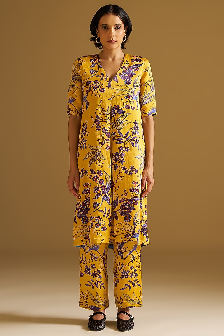 Mustard Silk Linen Printed Kurta Set by Sitaraa at Pernia's Pop Up Shop