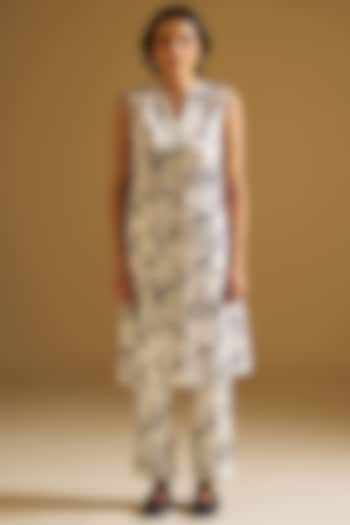 White Silk Linen Floral Printed & Embroidered Kurta Set by Sitaraa at Pernia's Pop Up Shop