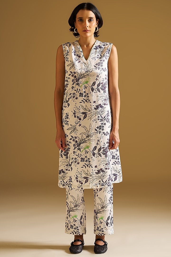 White Silk Linen Floral Printed & Embroidered Kurta Set by Sitaraa at Pernia's Pop Up Shop