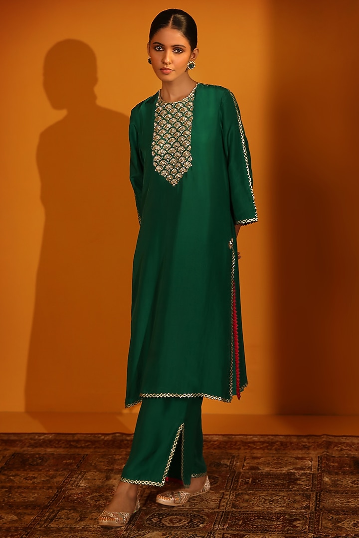 Emerald Green Habutai Silk Kurta Set by Sitaraa at Pernia's Pop Up Shop