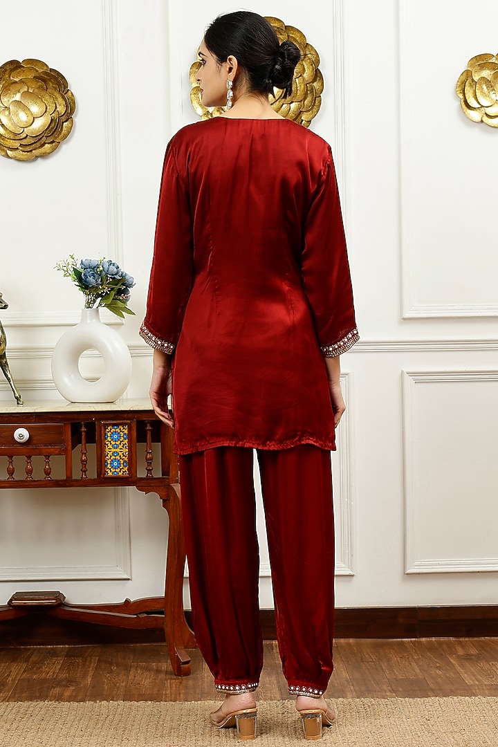 Rust Silk Hand Embroidered Kurta Set by Sheeshakari at Pernia's Pop Up Shop