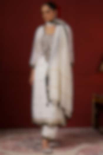 White Silk Hand Embroidered Kurta Set by Sheeshakari at Pernia's Pop Up Shop