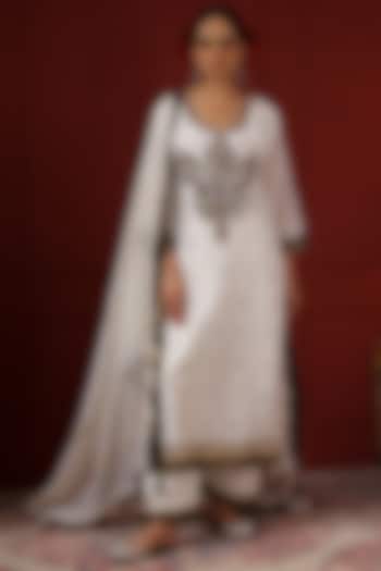White Silk Hand Embroidered Kurta Set by Sheeshakari at Pernia's Pop Up Shop