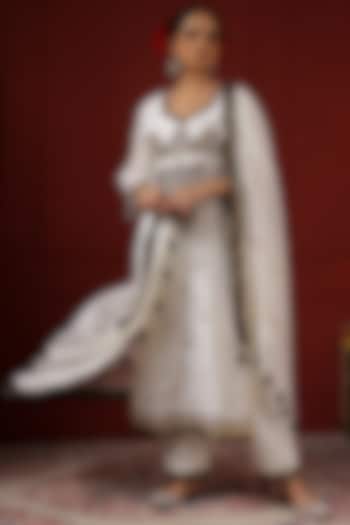 White Silk Hand Embroidered Kurta Set by Sheeshakari at Pernia's Pop Up Shop