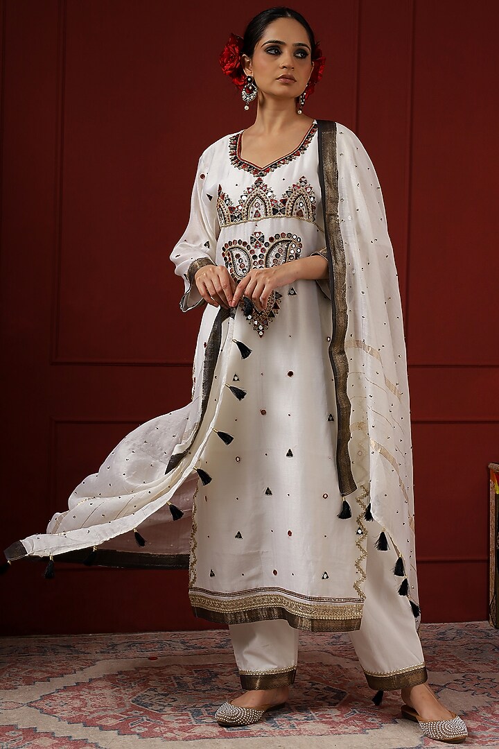White Silk Hand Embroidered Kurta Set by Sheeshakari at Pernia's Pop Up Shop