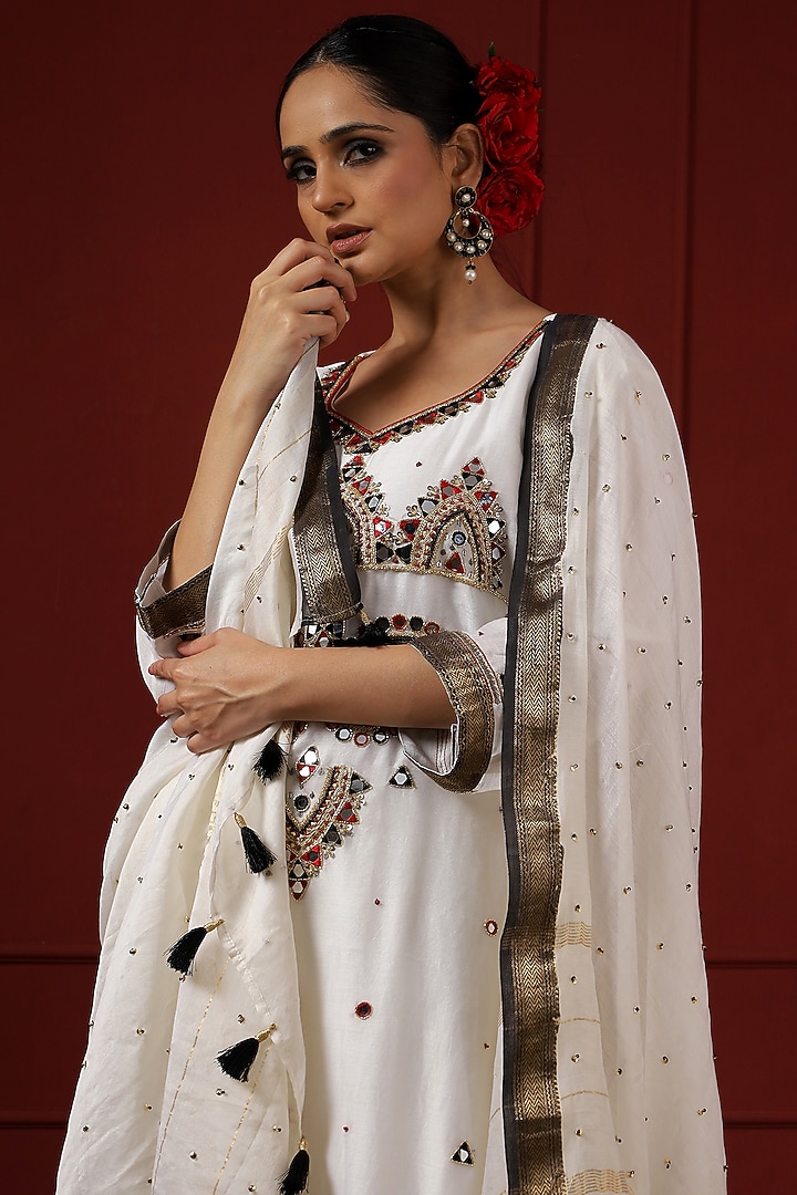 White Silk Hand Embroidered Kurta Set by Sheeshakari at Pernia's Pop Up Shop