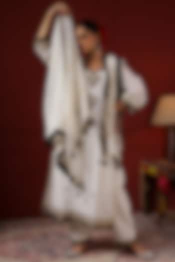 White Silk Hand Embroidered Kurta Set by Sheeshakari at Pernia's Pop Up Shop