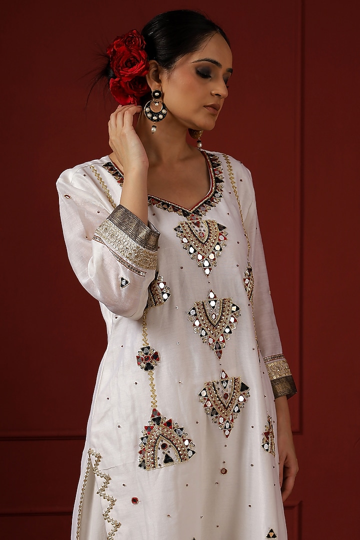 White Silk Hand Embroidered Kurta Set by Sheeshakari at Pernia's Pop Up Shop
