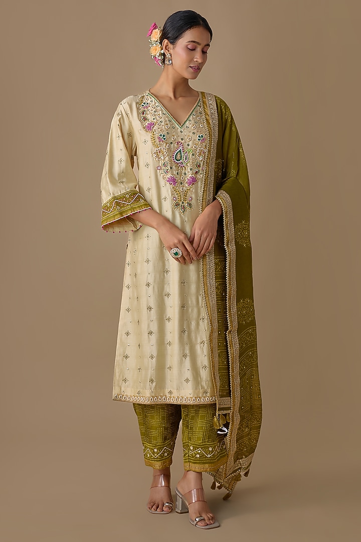 Green Silk Hand Embroidered Kurta Set by Sheeshakari at Pernia's Pop Up Shop
