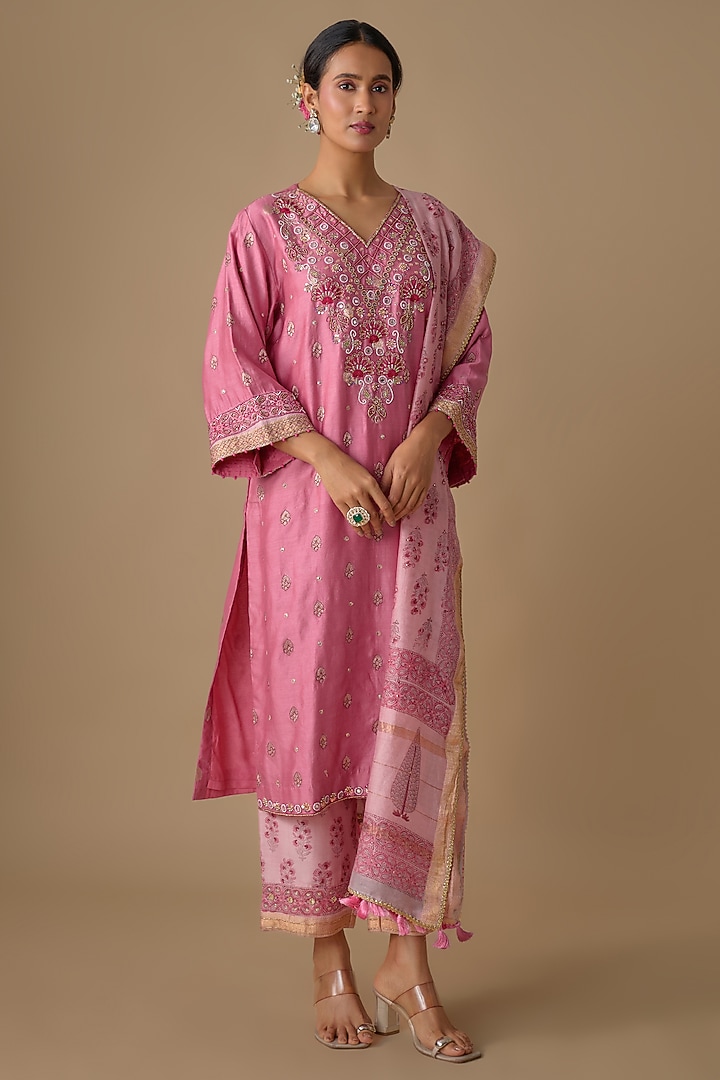 Pink Silk Hand Embroidered Kurta Set by Sheeshakari at Pernia's Pop Up Shop