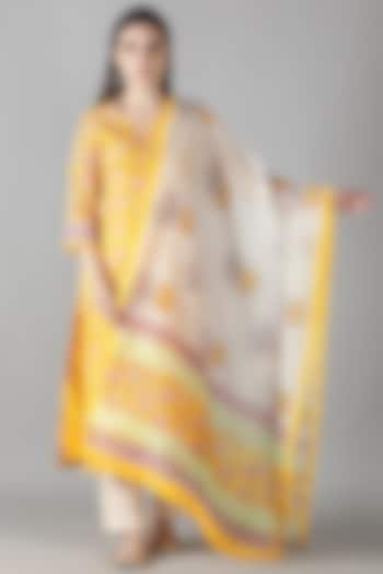 Yellow Silk Resham & Aari Handwork Kurta Set by Sheeshakari at Pernia's Pop Up Shop