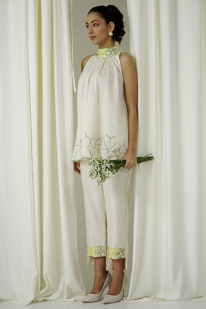 Ivory Chanderi Embroidered Pant Set by Sakshi Khetterpal at Pernia's Pop Up Shop