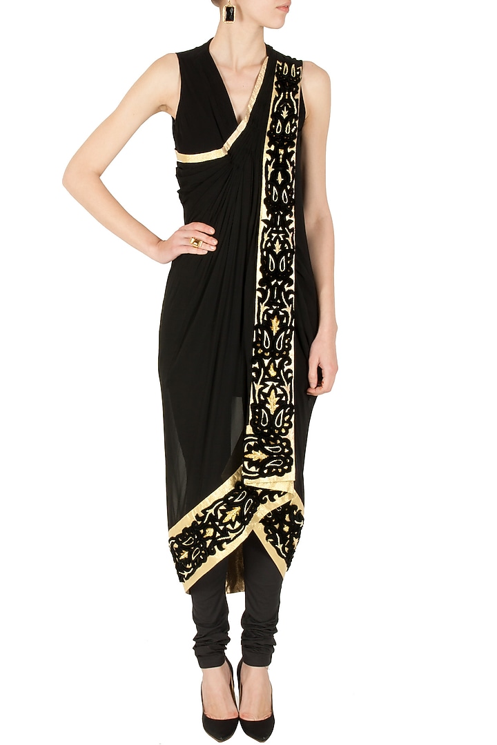 Charbagh black and gold drape available only at Pernia's Pop-Up Shop.