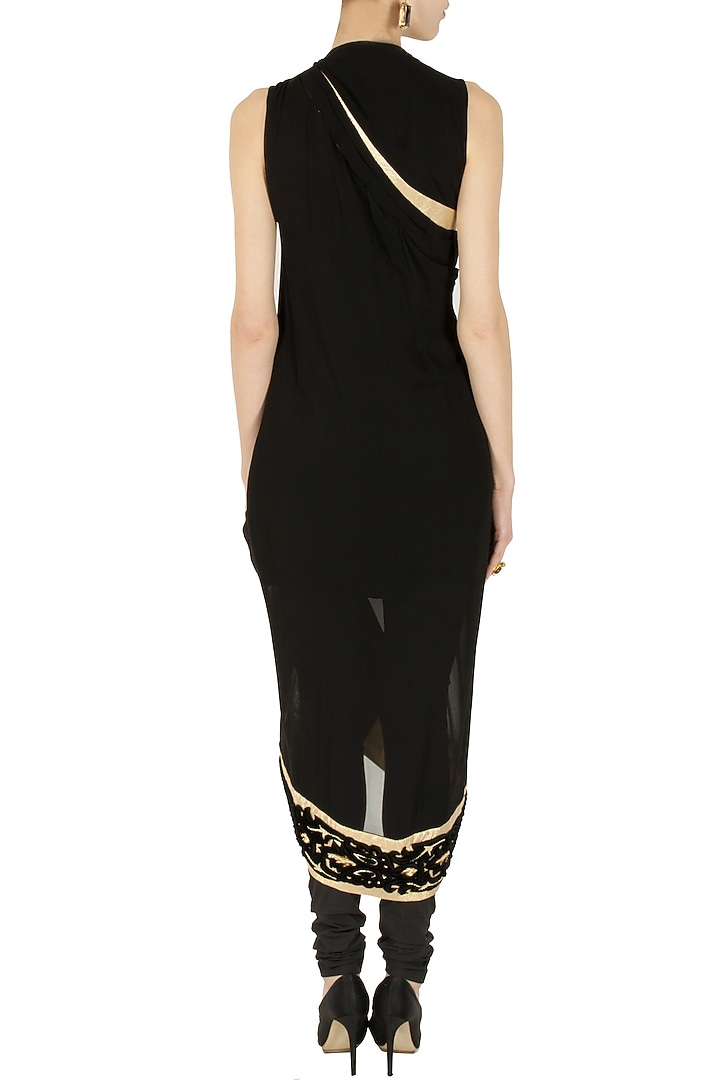 Charbagh black and gold drape available only at Pernia's Pop-Up Shop.