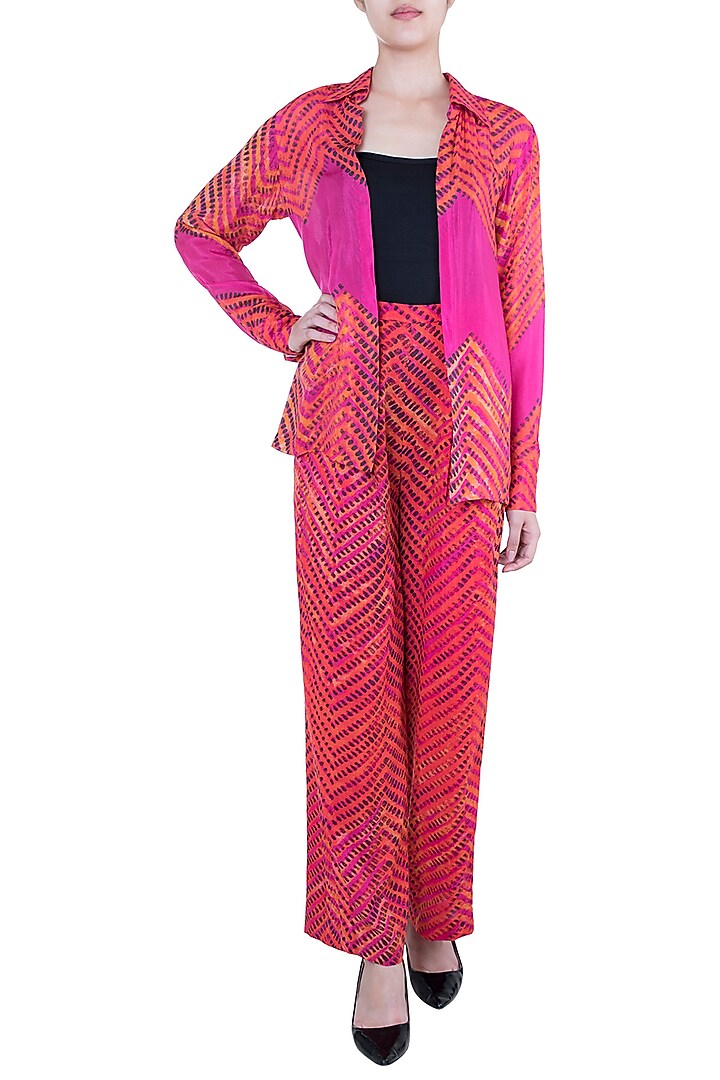 Pink Leheriya Printed Collared Shirt by Saaksha & Kinni at Pernia's Pop Up Shop