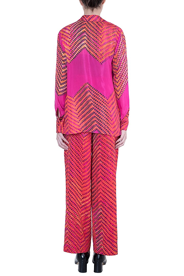 Pink Leheriya Printed Collared Shirt by Saaksha & Kinni at Pernia's Pop Up Shop