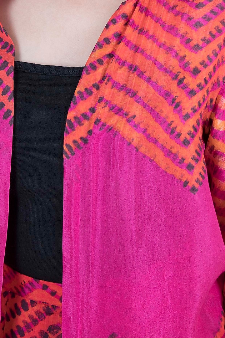 Pink Leheriya Printed Collared Shirt by Saaksha & Kinni at Pernia's Pop Up Shop