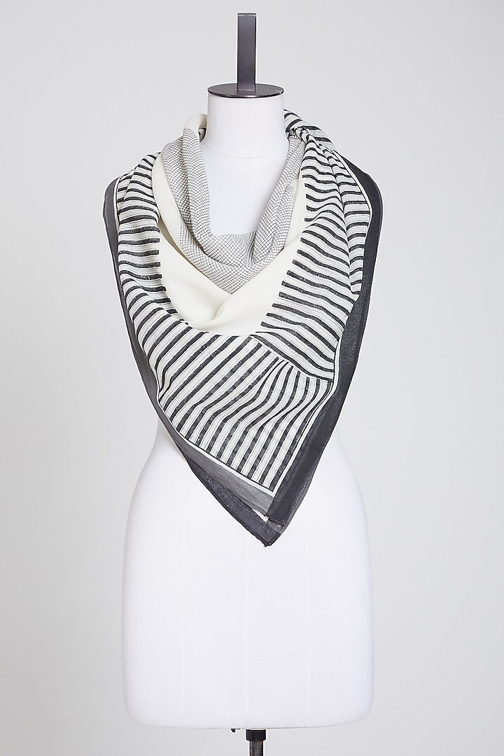 White & Black Scarf In Cotton by BANANA Labs
