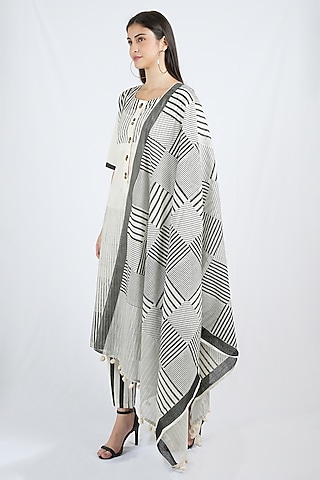 Black & White Cotton Striped Kurta Set by BANANA Labs