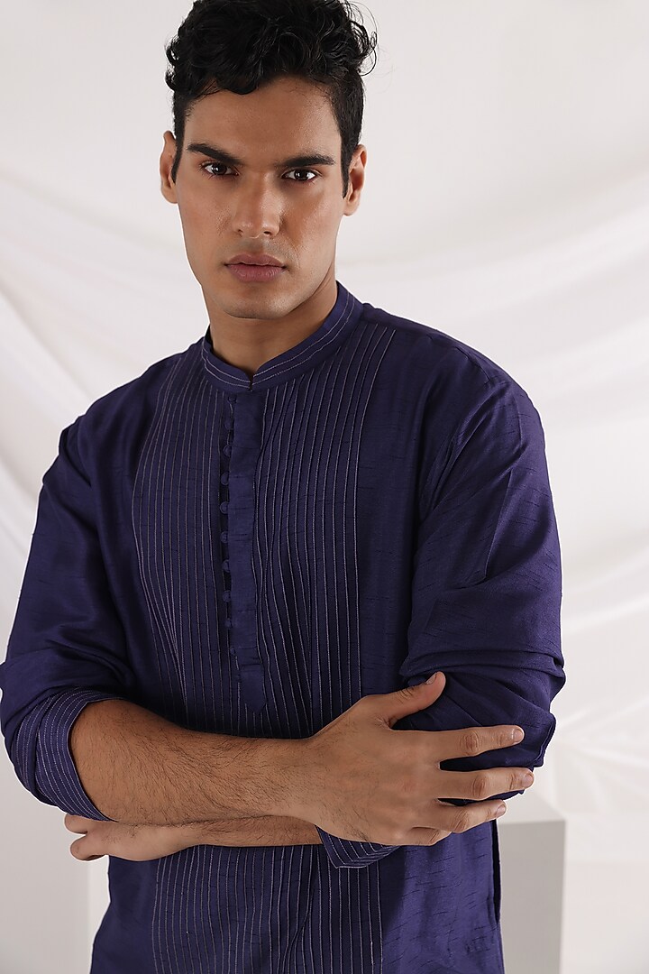 Midnight Bam Silk Thread Work Kurta Set by Smriti By Anju Agarwal Men at Pernia's Pop Up Shop