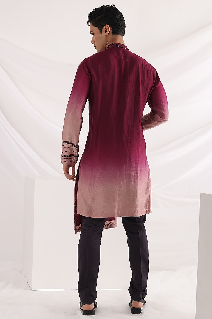 Magenta Bam Silk Embellished Kurta Set by Smriti By Anju Agarwal Men at Pernia's Pop Up Shop