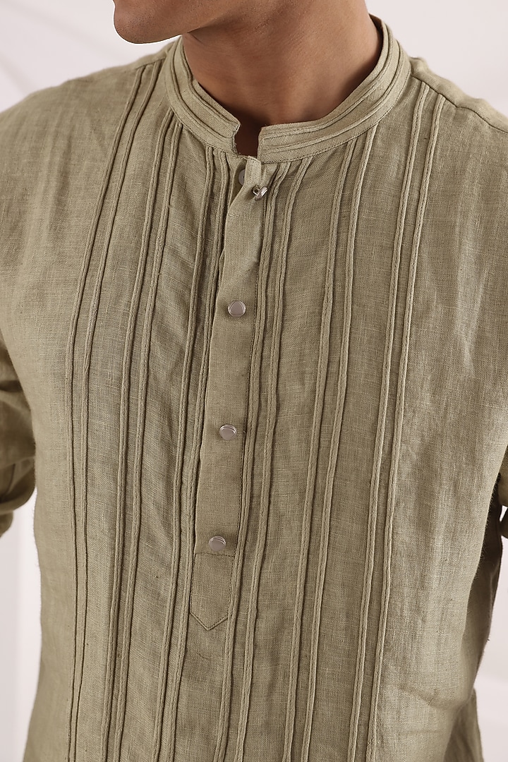 Sage Green Linen Short Kurta Set by Smriti By Anju Agarwal Men at Pernia's Pop Up Shop