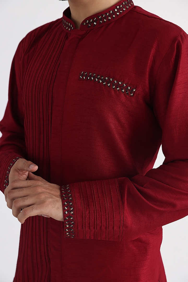 Maroon Silk Mulmul Thread Embroidered Kurta Set by Smriti By Anju Agarwal Men at Pernia's Pop Up Shop