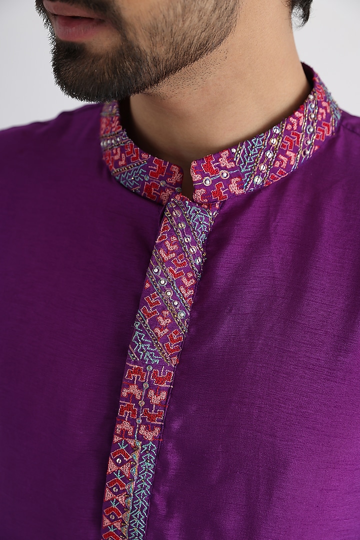 Purple Bemberg Silk Mulmul Embroidered Kurta Set by Smriti By Anju Agarwal Men at Pernia's Pop Up Shop