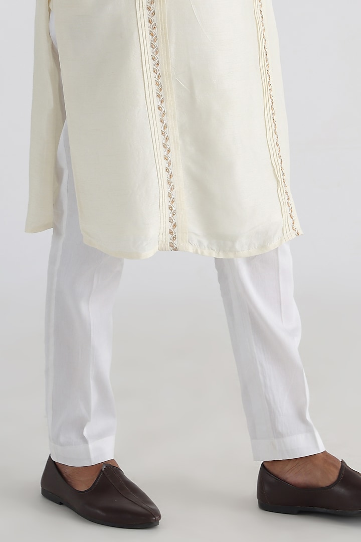 Off-White & Brown Linen Bemberg Silk Mulmul Thread Hand Embroidered Kurta Set by Smriti By Anju Agarwal Men at Pernia's Pop Up Shop